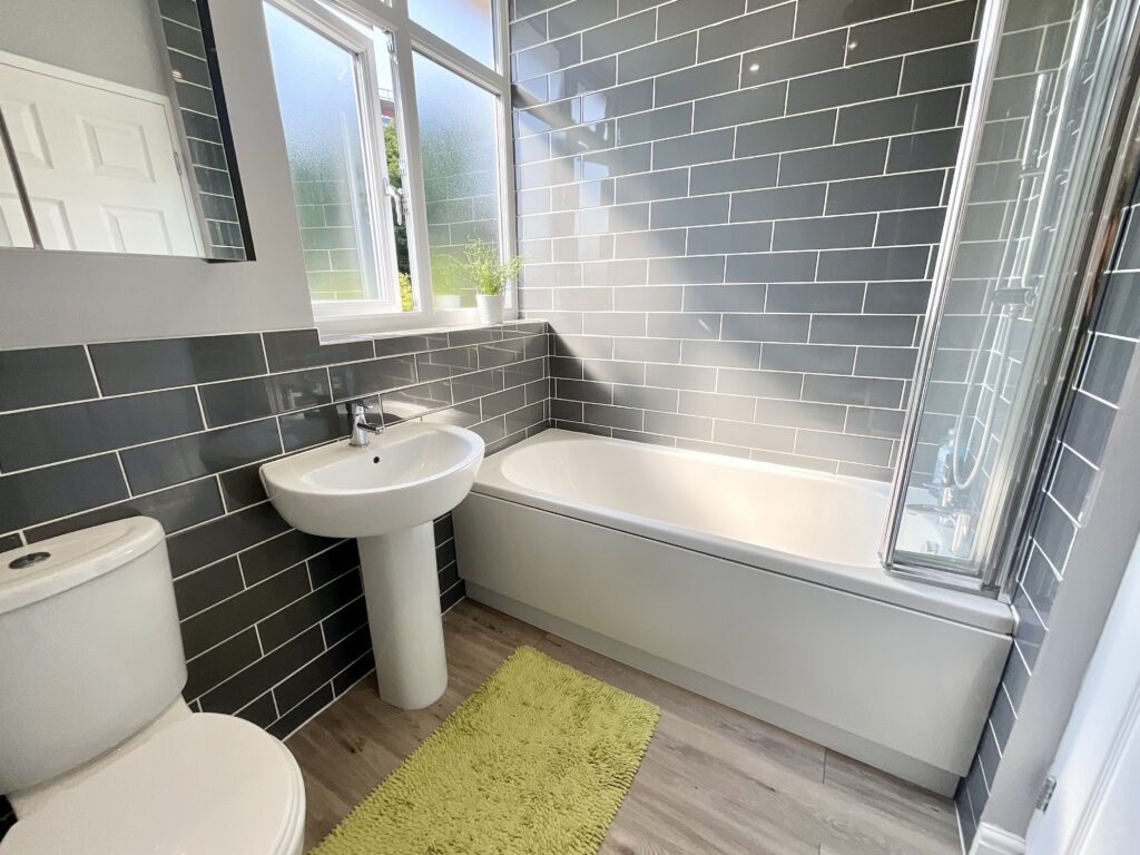 Kent Grove, Stone, ST15