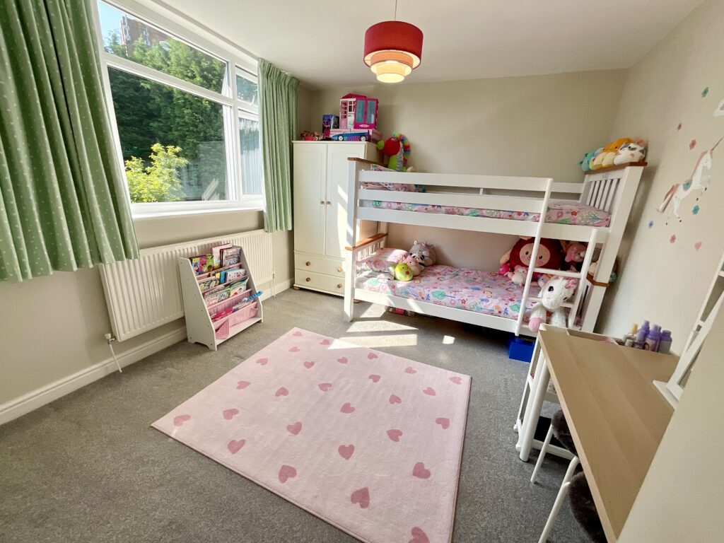 Kent Grove, Stone, ST15