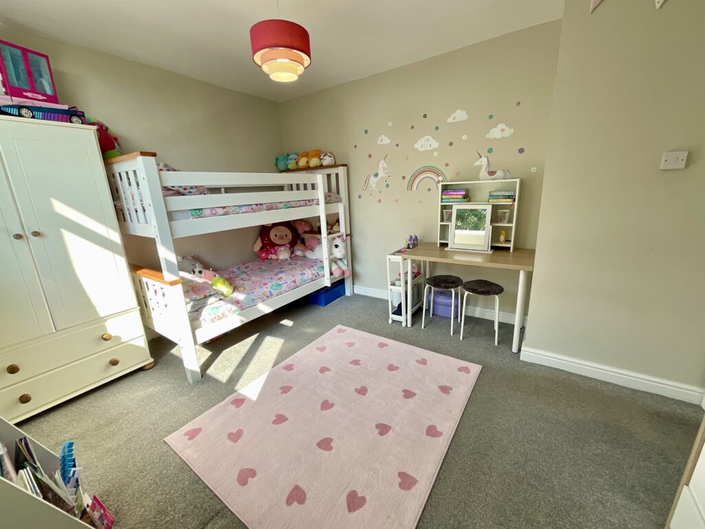 Kent Grove, Stone, ST15