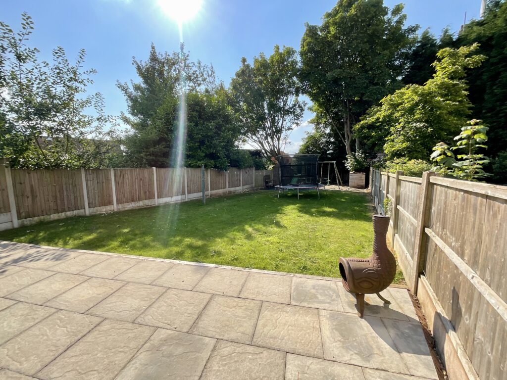 Kent Grove, Stone, ST15