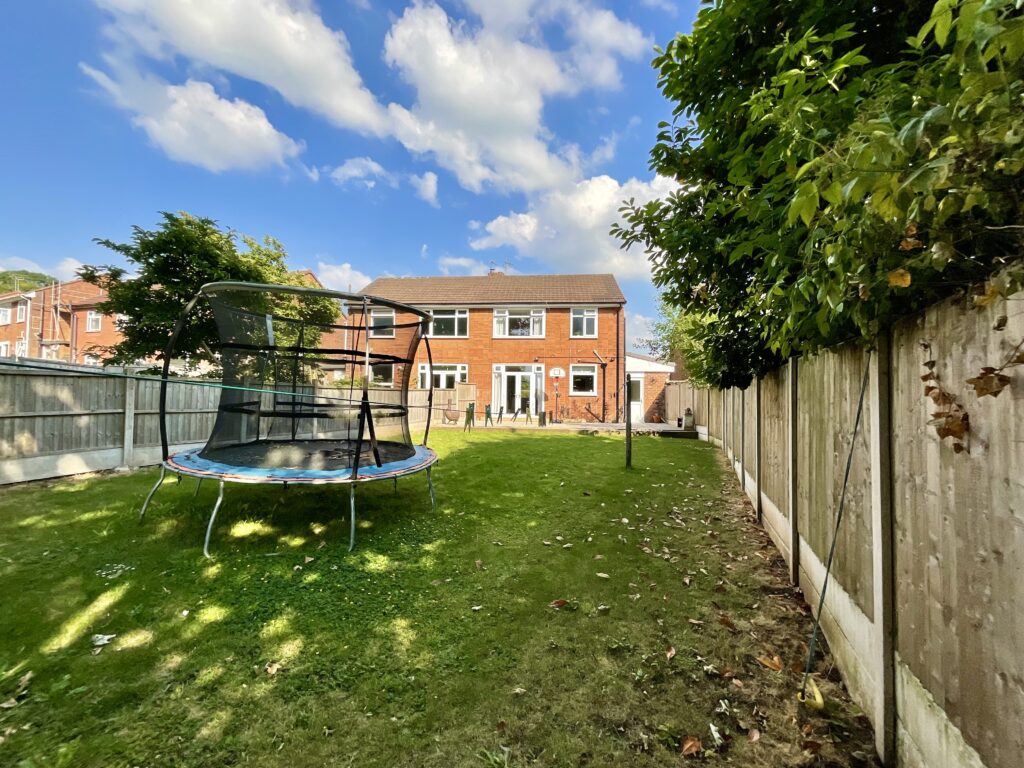 Kent Grove, Stone, ST15