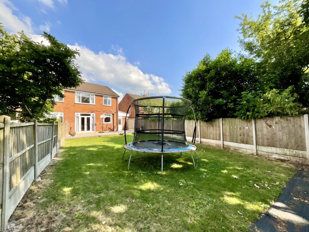 Kent Grove, Stone, ST15