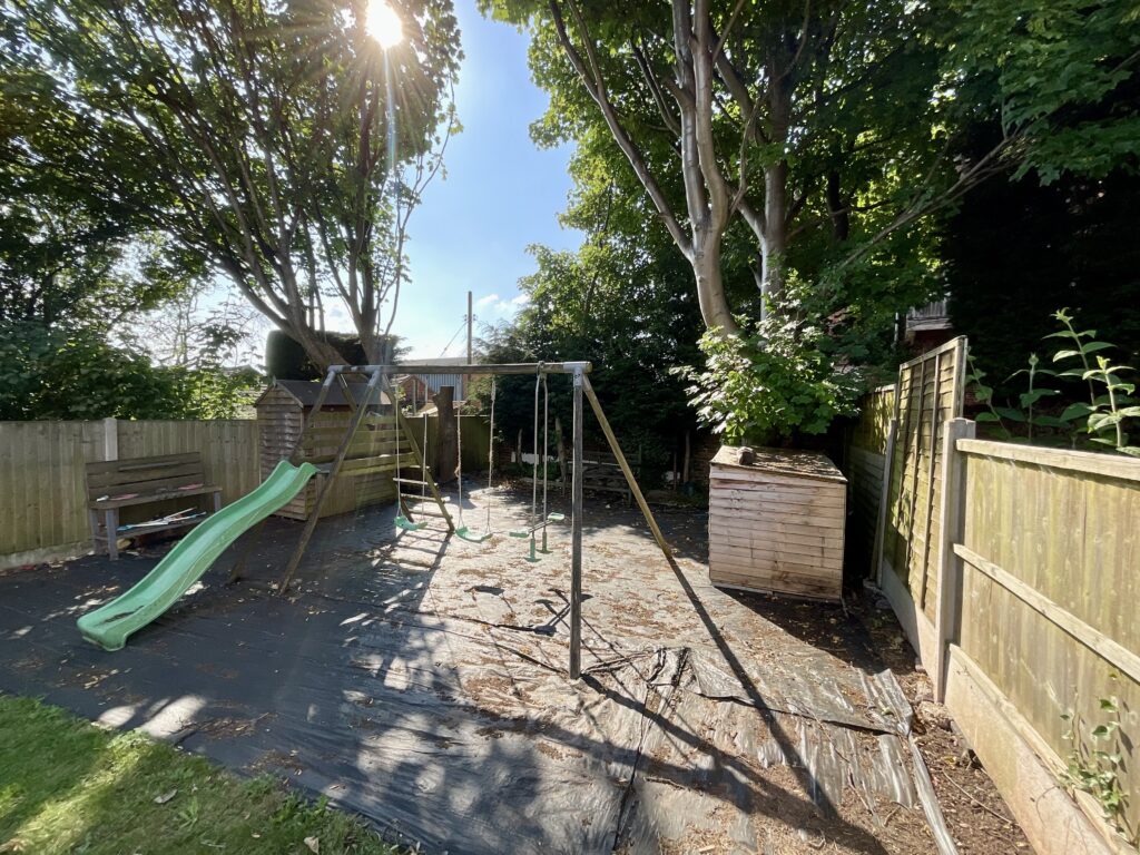 Kent Grove, Stone, ST15