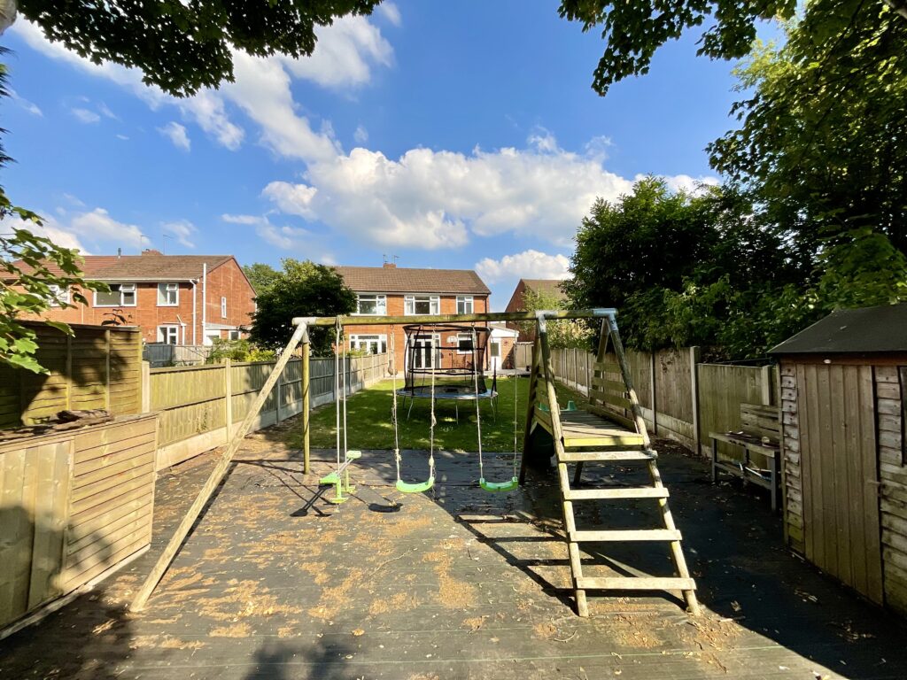 Kent Grove, Stone, ST15