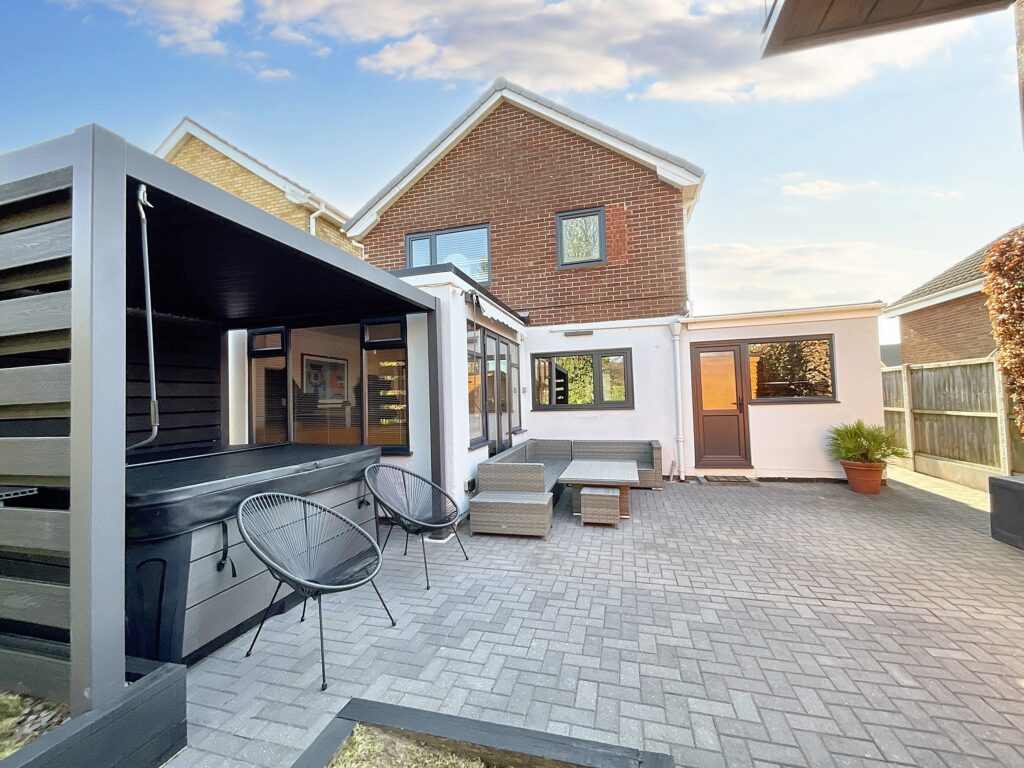 Mount Avenue, Stone, ST15