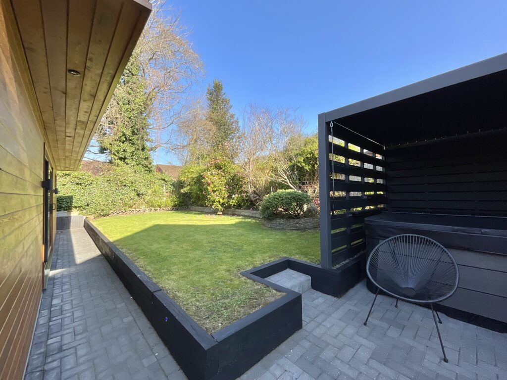 Mount Avenue, Stone, ST15