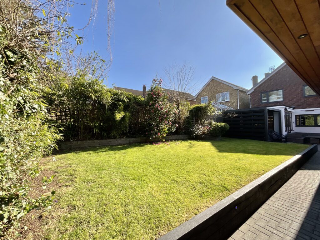 Mount Avenue, Stone, ST15
