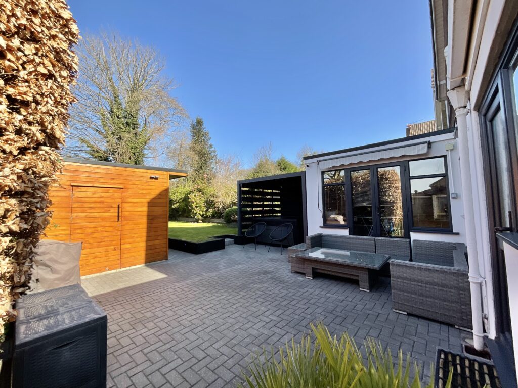 Mount Avenue, Stone, ST15