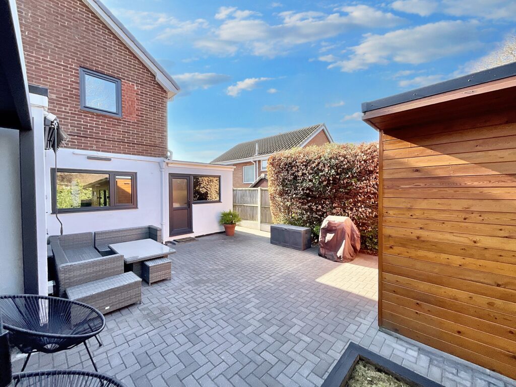 Mount Avenue, Stone, ST15