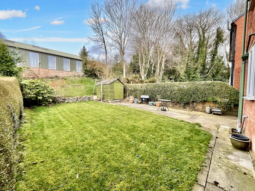 Kent Grove, Stone, ST15