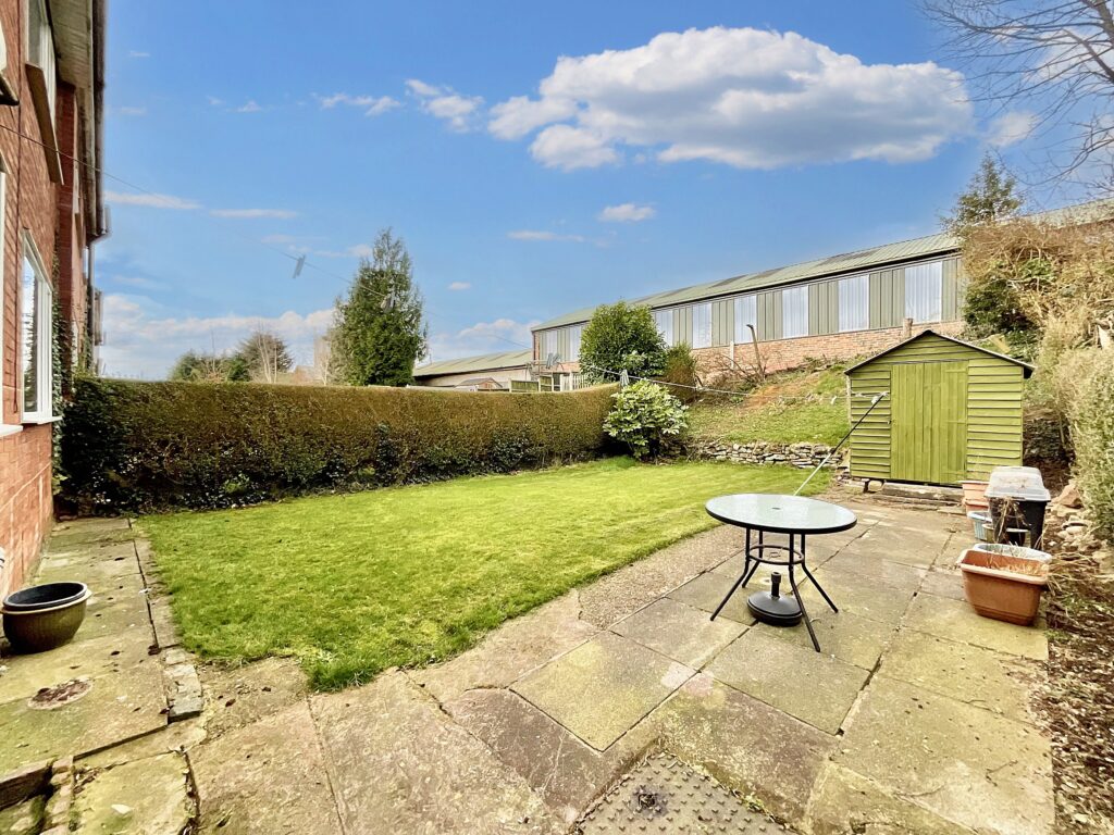 Kent Grove, Stone, ST15