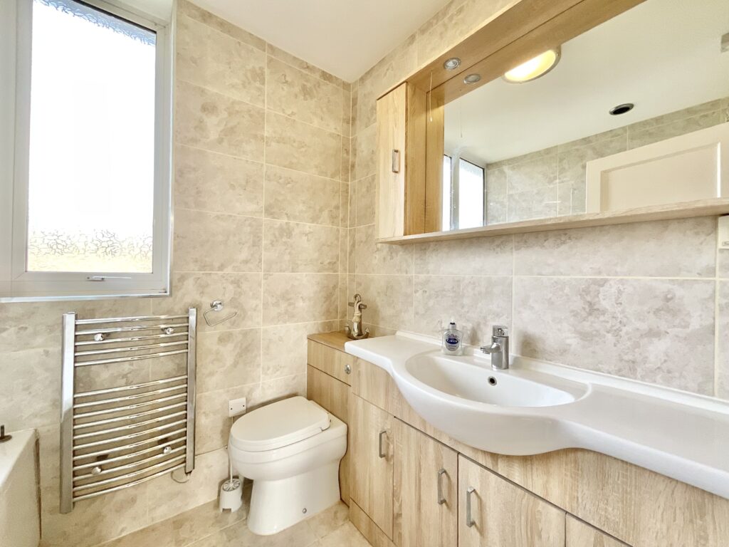 Kent Grove, Stone, ST15