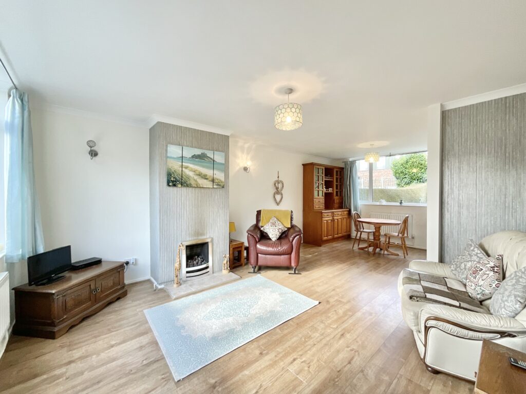 Kent Grove, Stone, ST15
