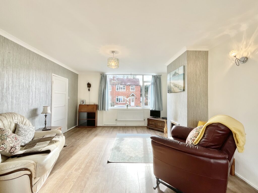 Kent Grove, Stone, ST15