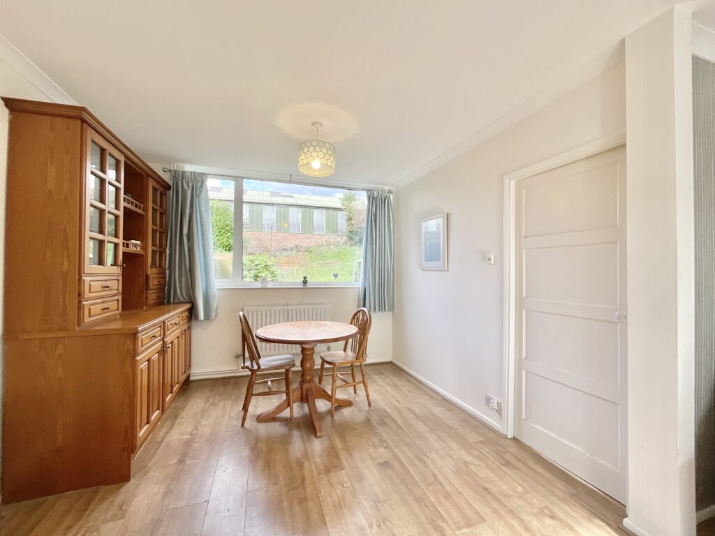 Kent Grove, Stone, ST15