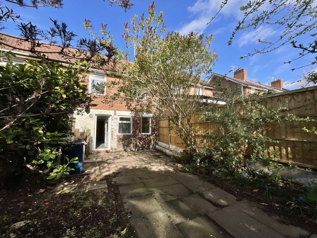 Queens Square, Stone, ST15