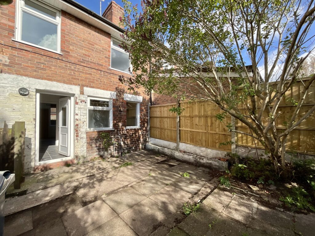 Queens Square, Stone, ST15