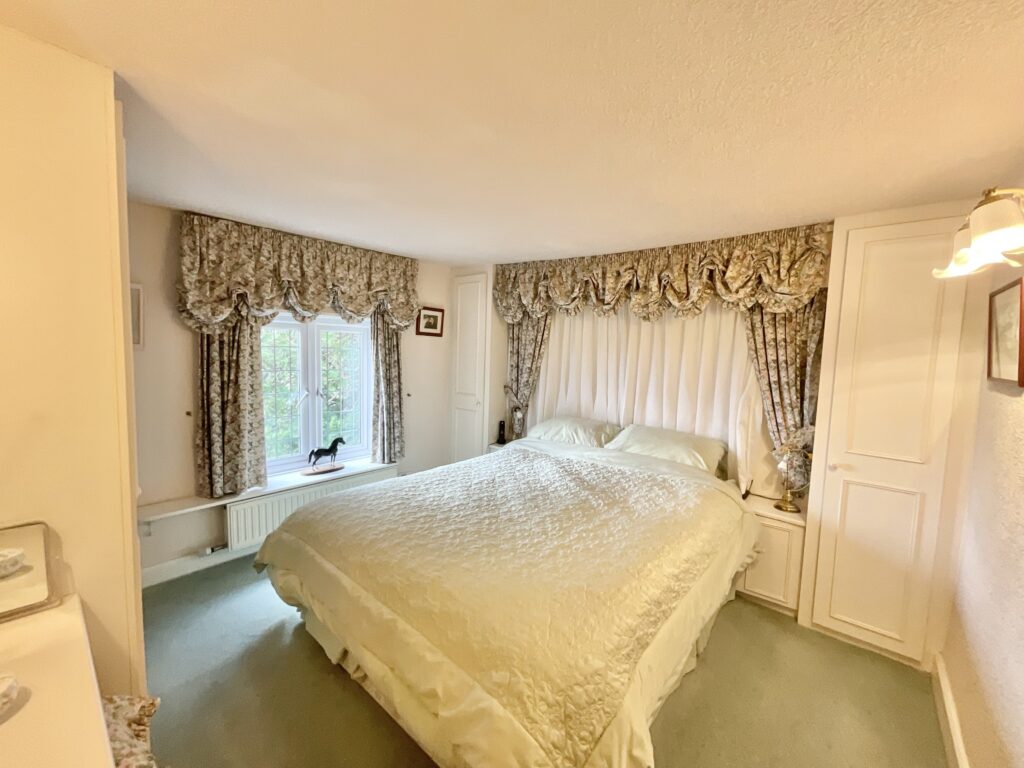 Cross Gate, Hilderstone, ST15