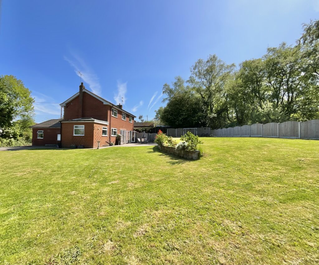 Breach Lane, Tean, ST10