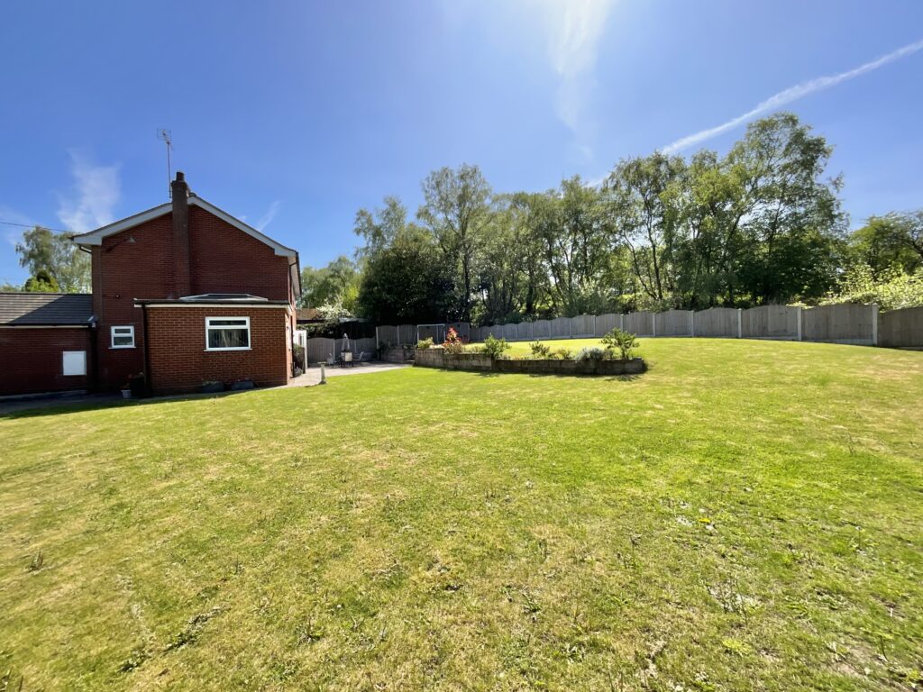 Breach Lane, Tean, ST10