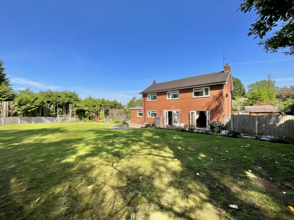 Breach Lane, Tean, ST10