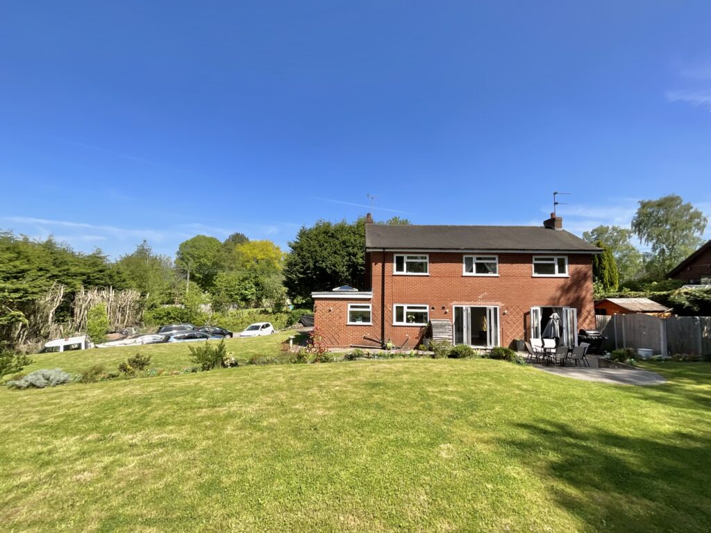Breach Lane, Tean, ST10