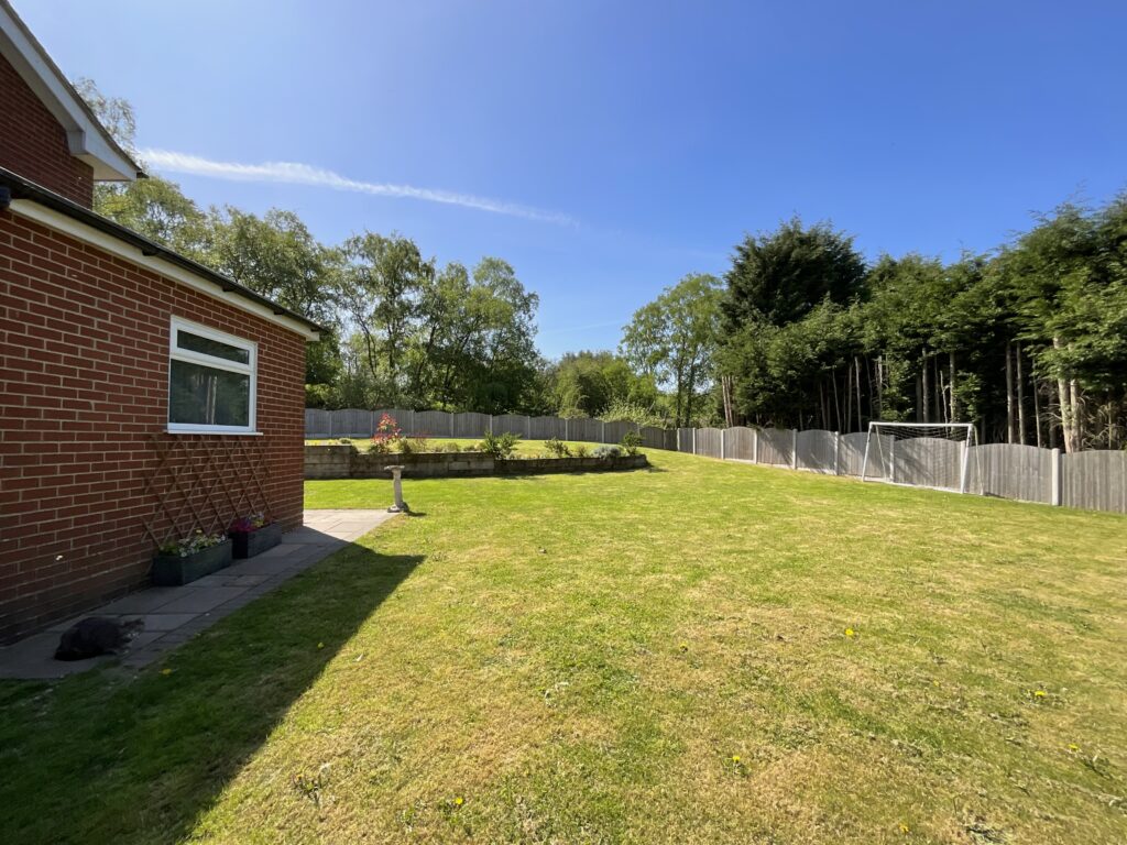 Breach Lane, Tean, ST10