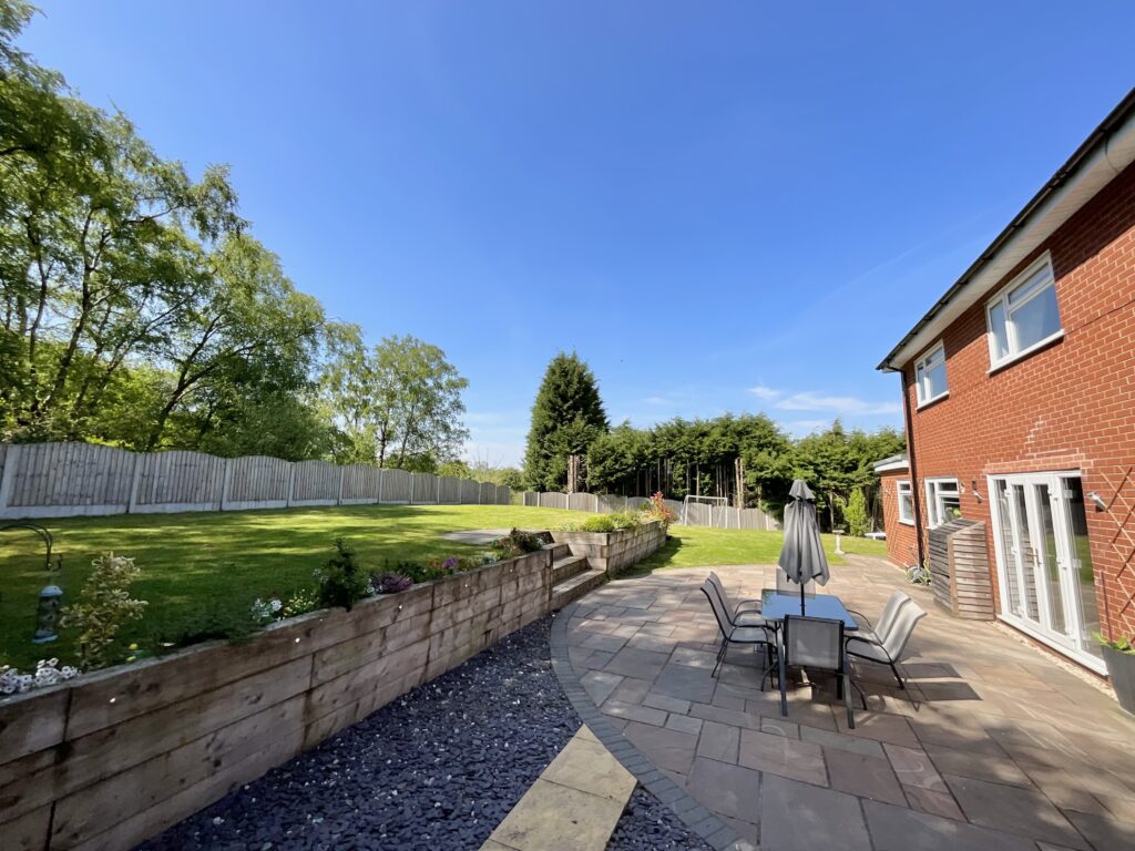Breach Lane, Tean, ST10