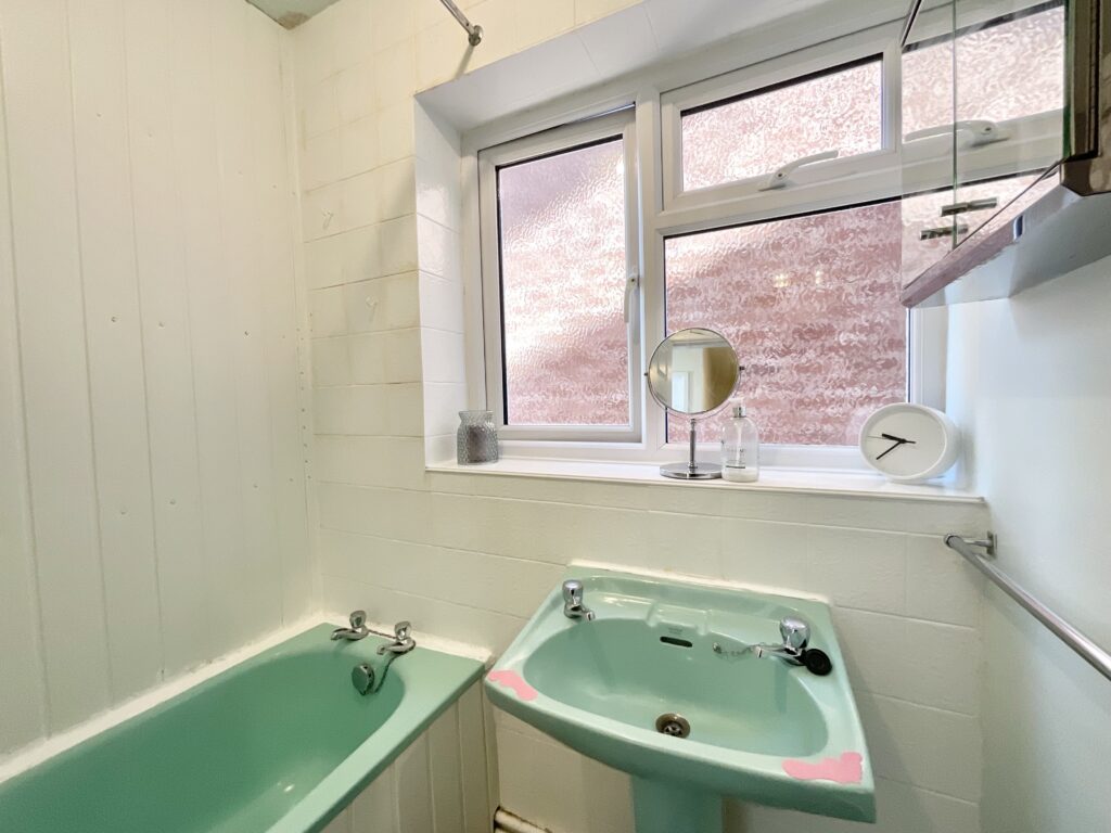 Greenway Avenue, Stone, ST15