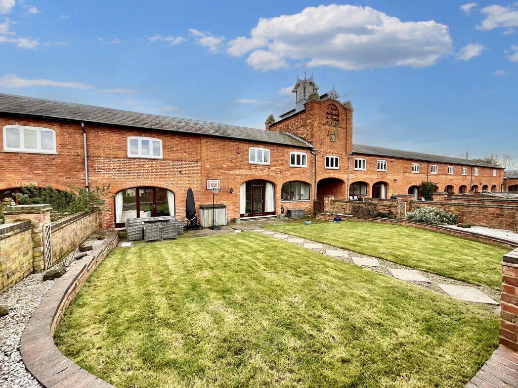 Tixall Court, Tixall, ST18