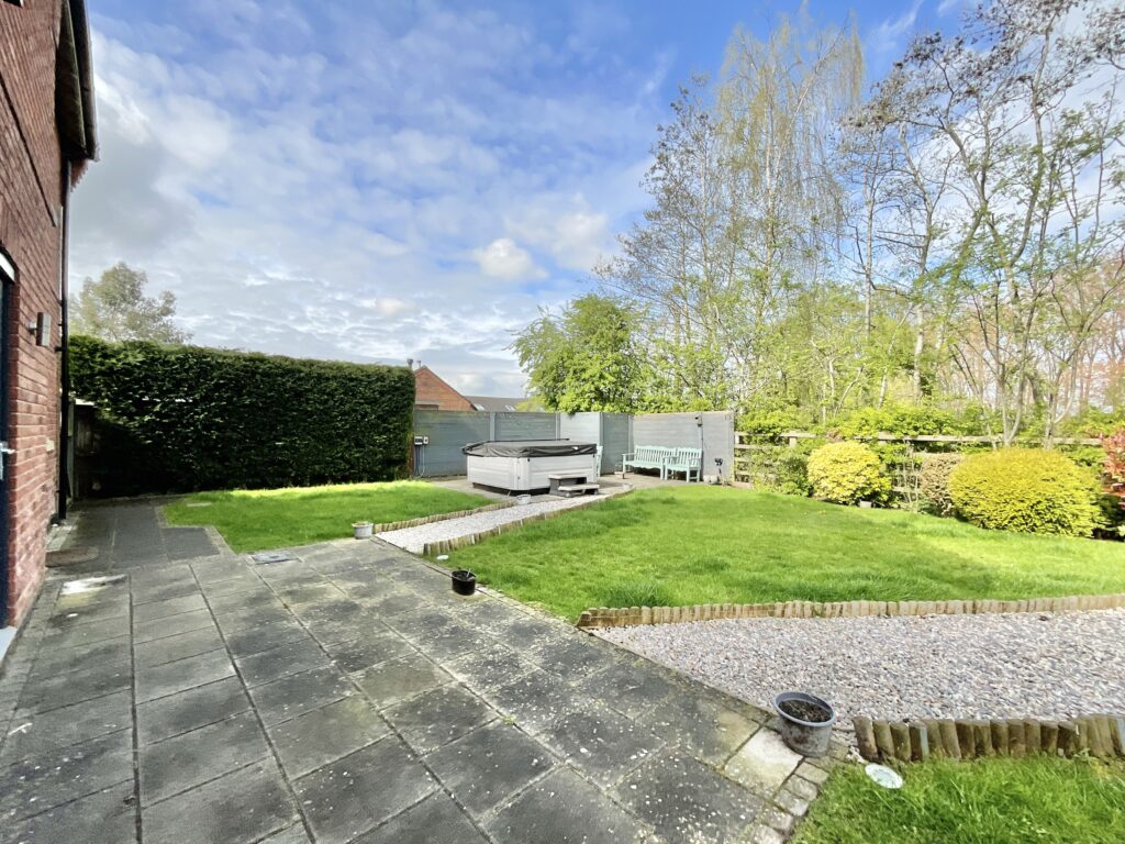 Lakesedge, Stone, ST15
