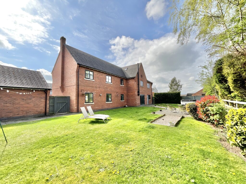 Lakesedge, Stone, ST15