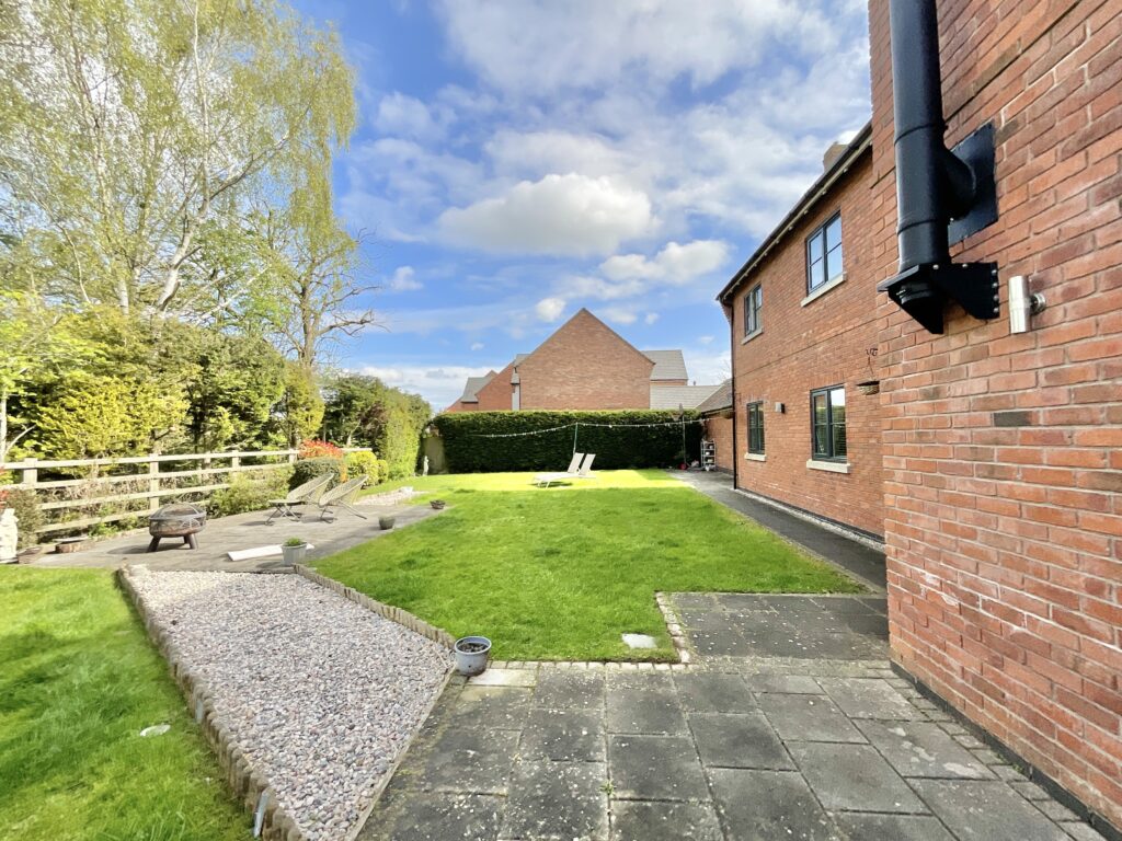 Lakesedge, Stone, ST15
