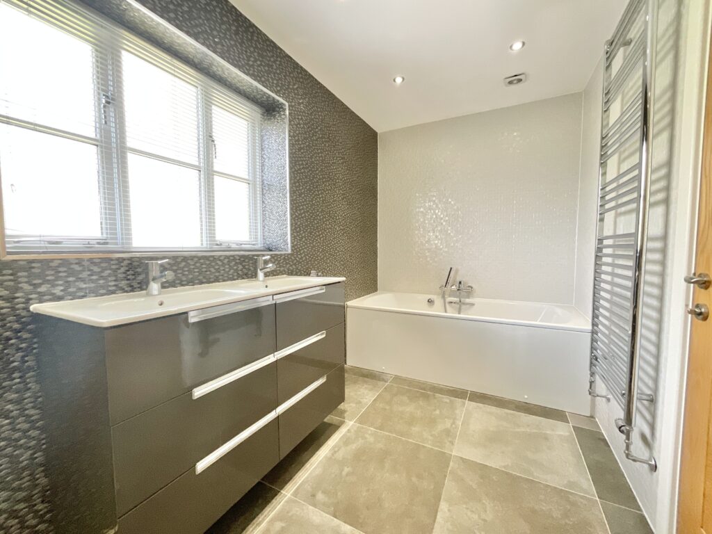 Lakesedge, Stone, ST15