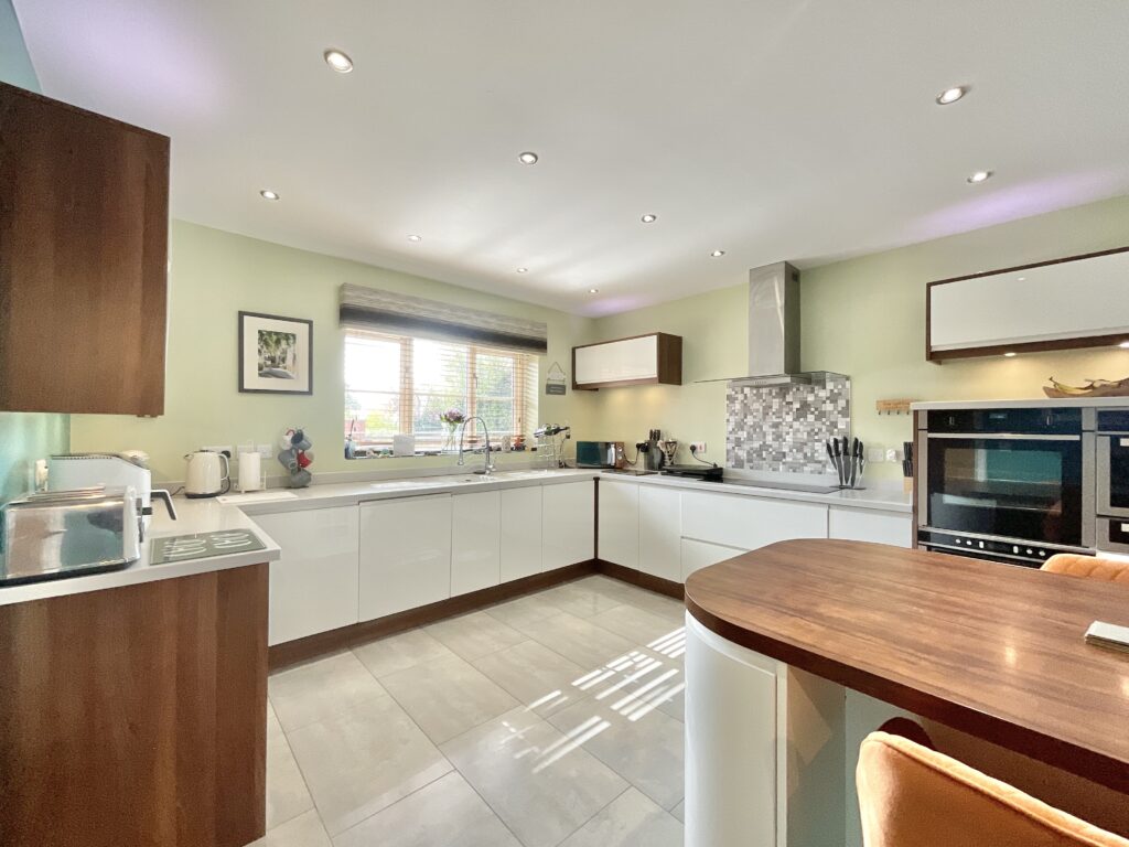 Lakesedge, Stone, ST15