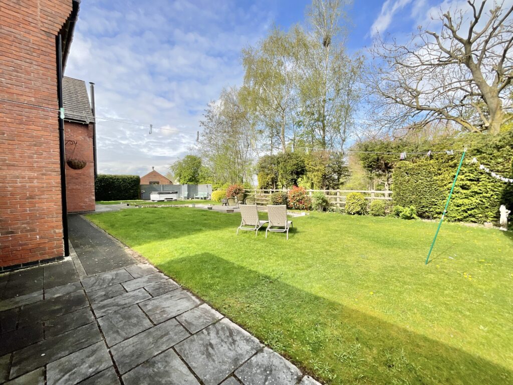 Lakesedge, Stone, ST15