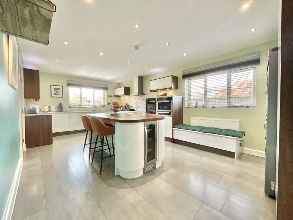 Lakesedge, Stone, ST15