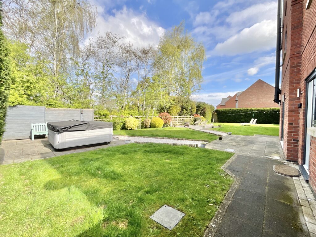 Lakesedge, Stone, ST15