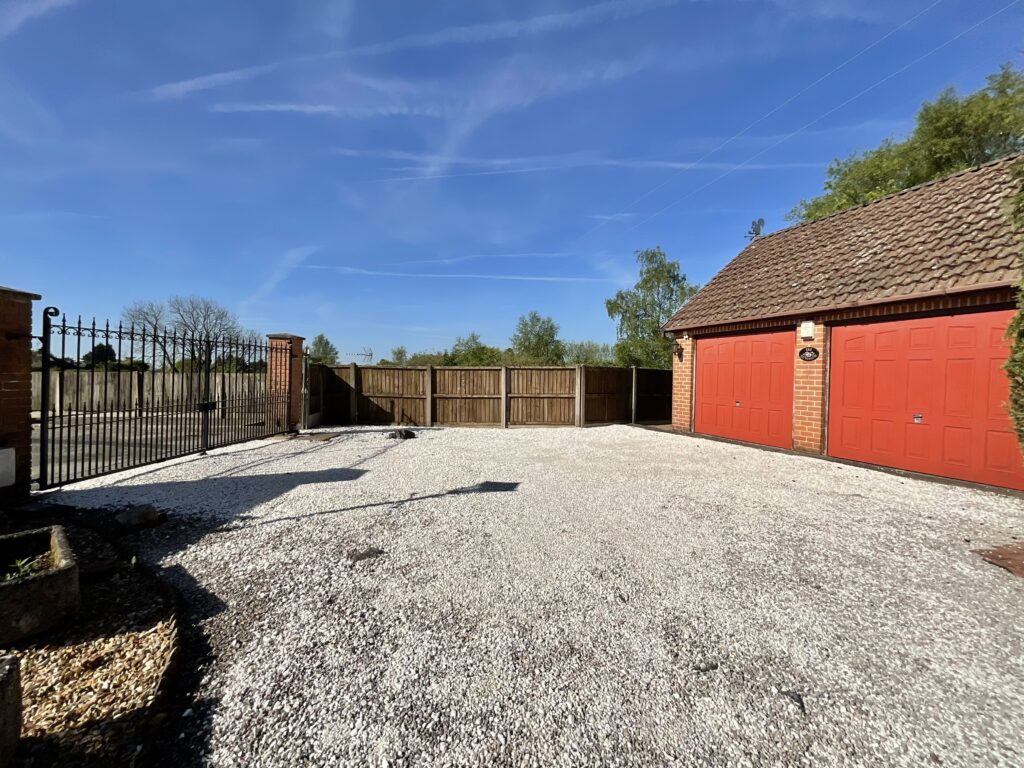 Common Lane, Rough Close, ST3