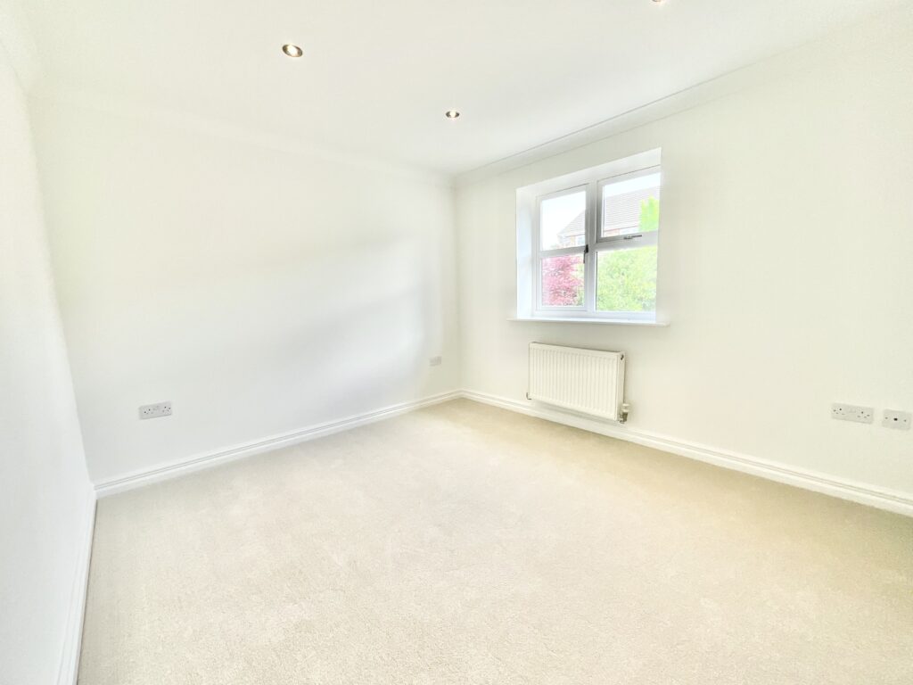 Doval Gardens, Tean, ST10