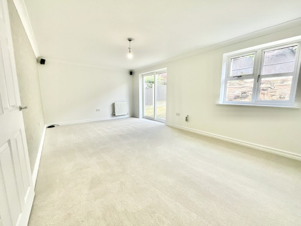 Doval Gardens, Tean, ST10