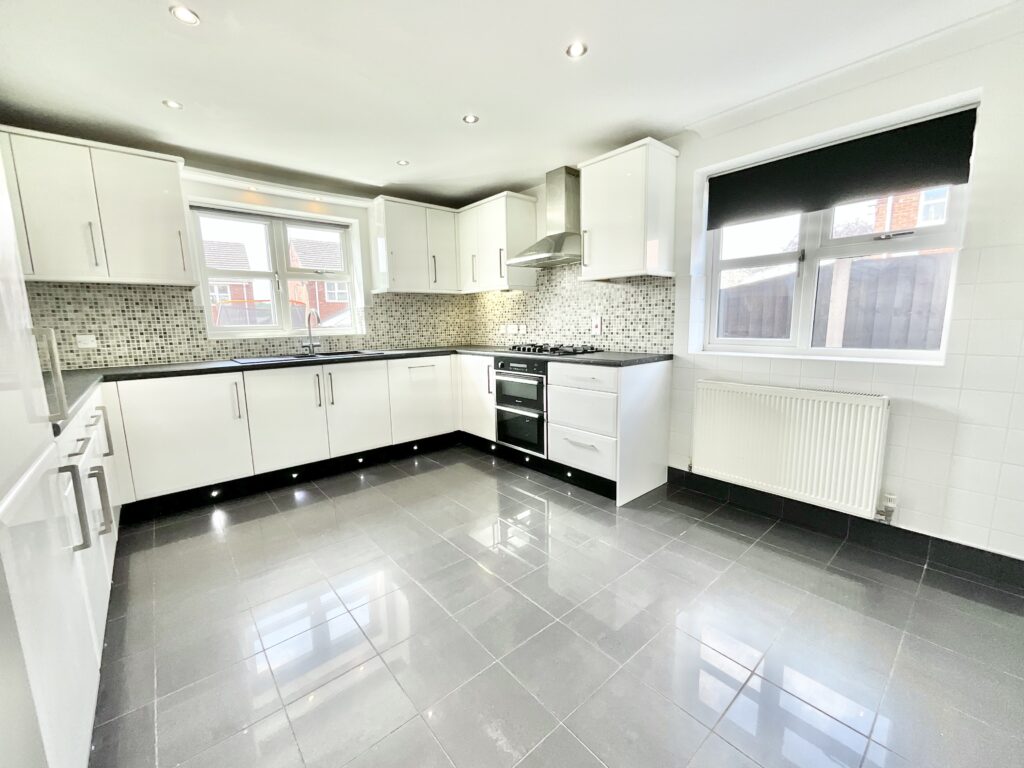 Doval Gardens, Tean, ST10