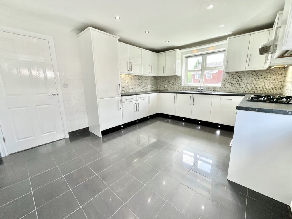 Doval Gardens, Tean, ST10