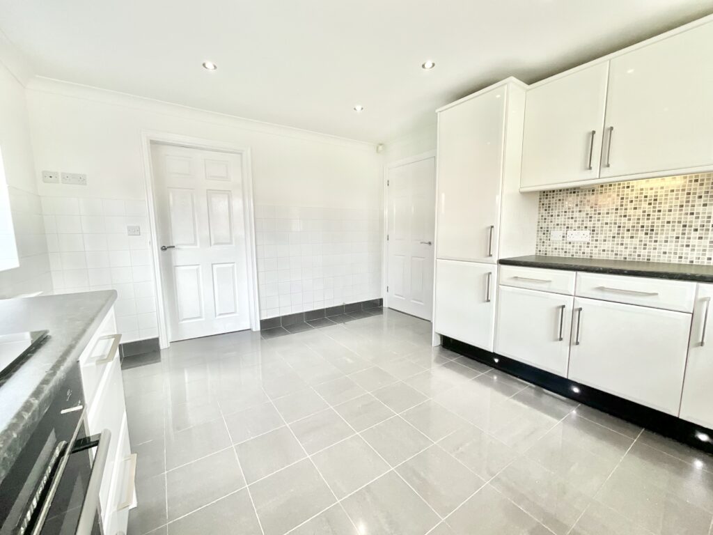 Doval Gardens, Tean, ST10