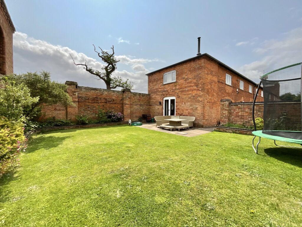 Tixall Court, Tixall, ST18