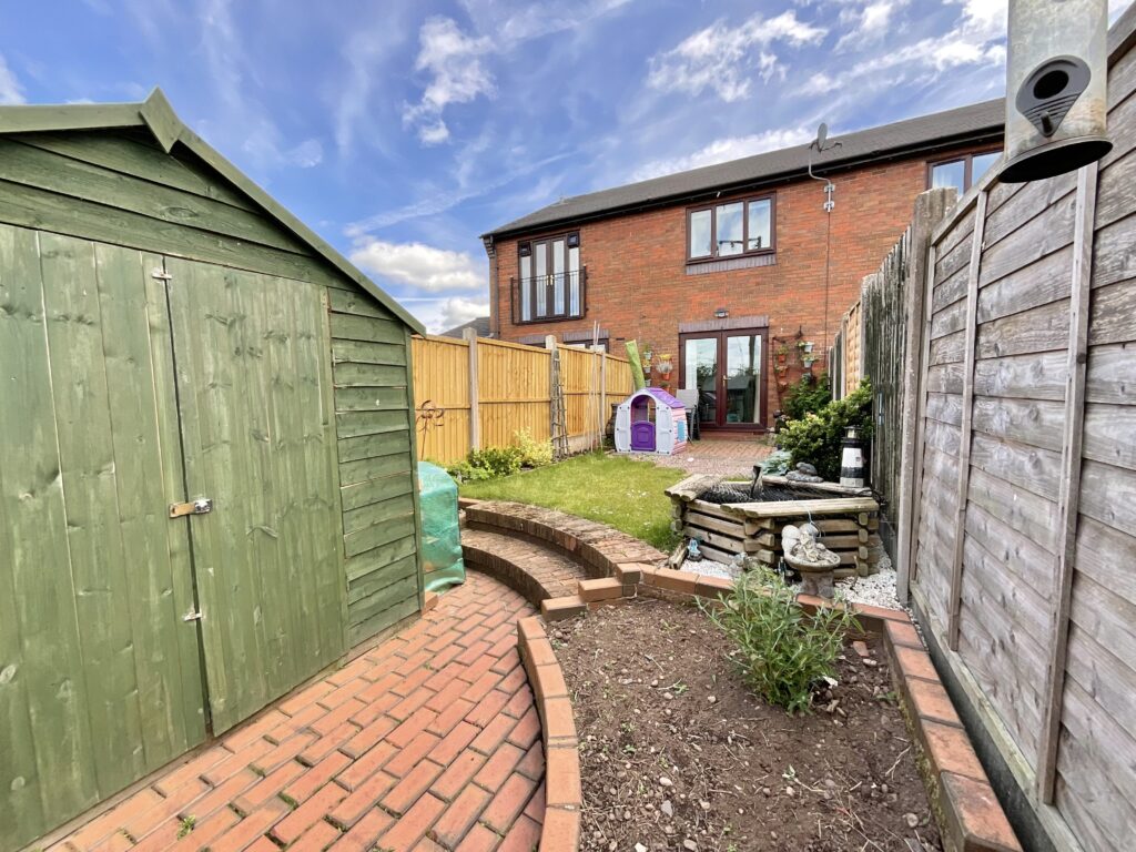 Melrose Avenue, Stone, ST15