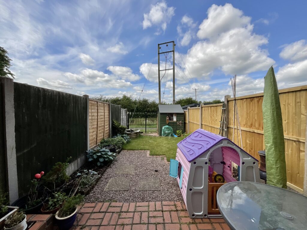 Melrose Avenue, Stone, ST15