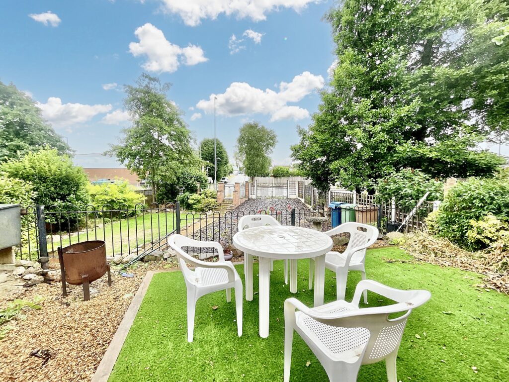 Beacon Rise, Stone, ST15