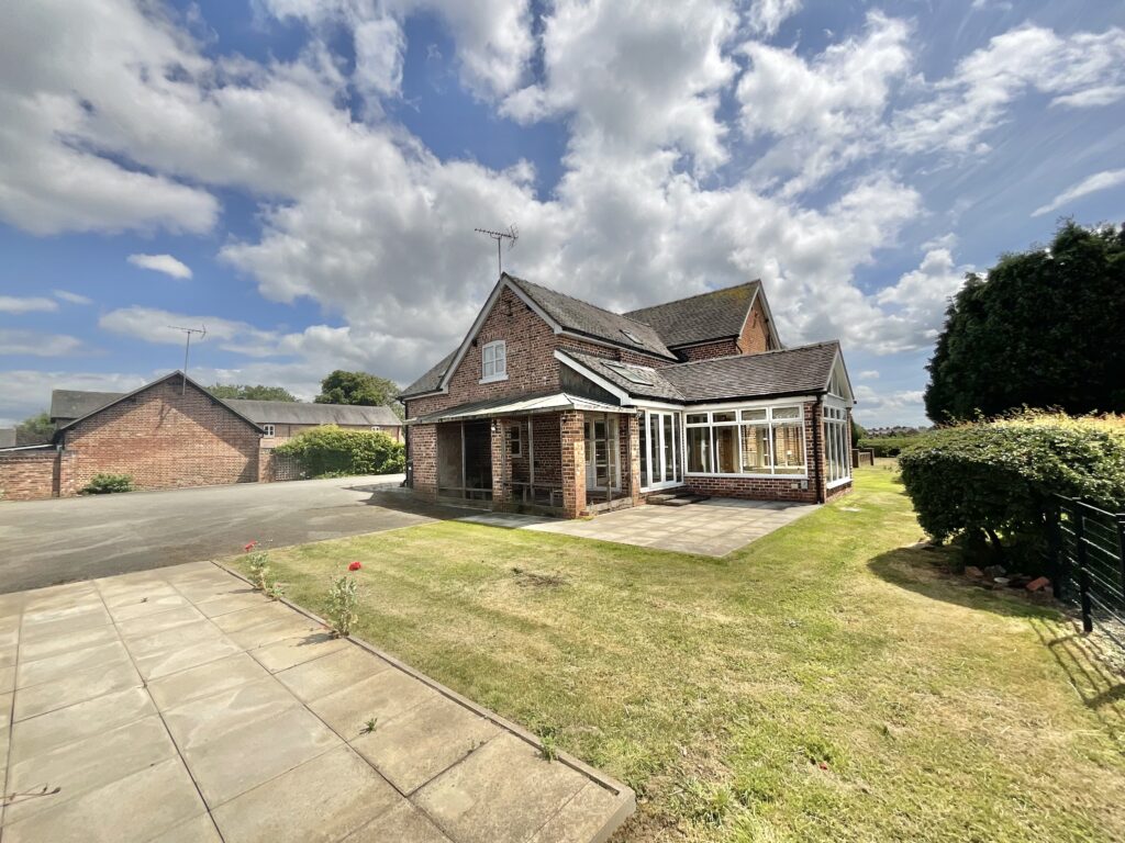 Whites Lane, Weston, CW2