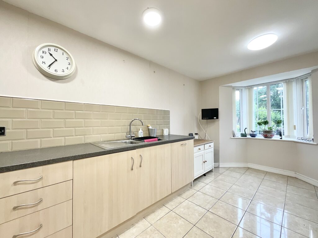 Beacon Rise, Stone, ST15
